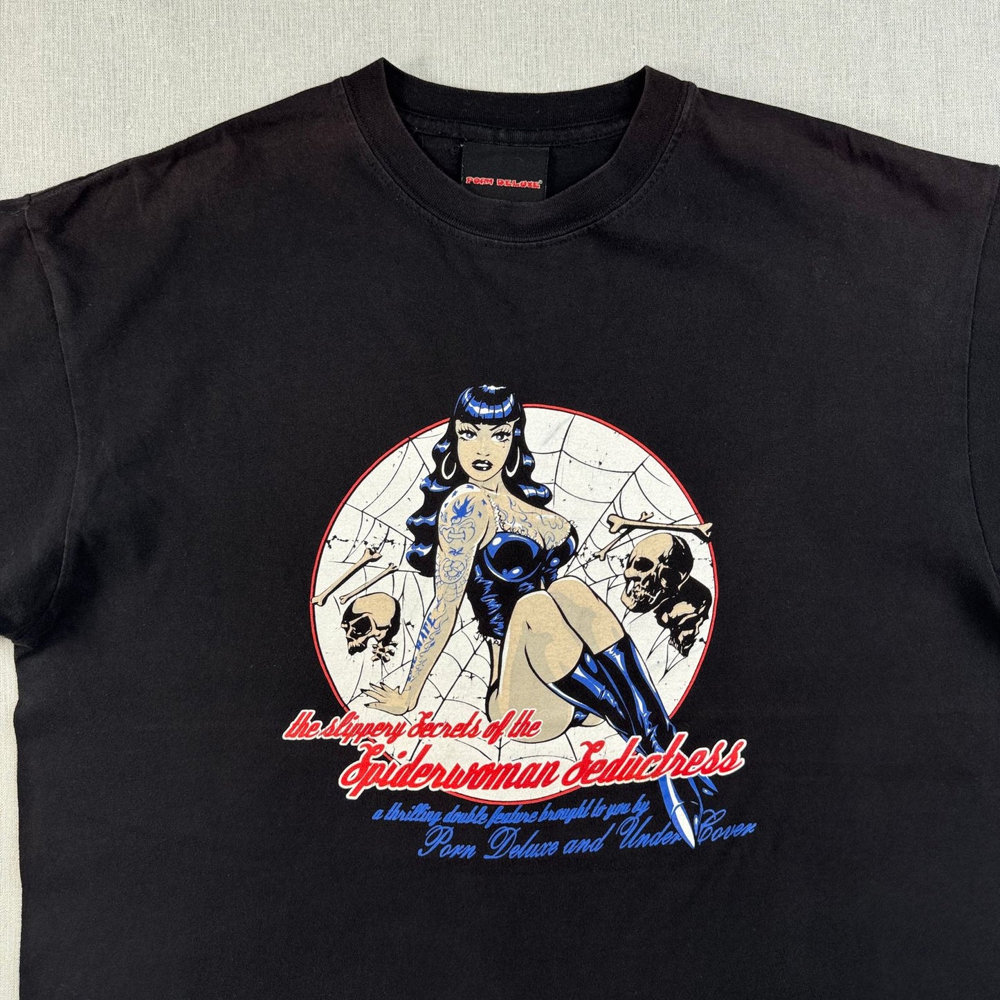 90s 00s ベティペイジ Fashion Victim PORN DELUXE Tシャツ Spiderwoman Seductress ローブロウアート ピンナップガール M o-u-2505-043