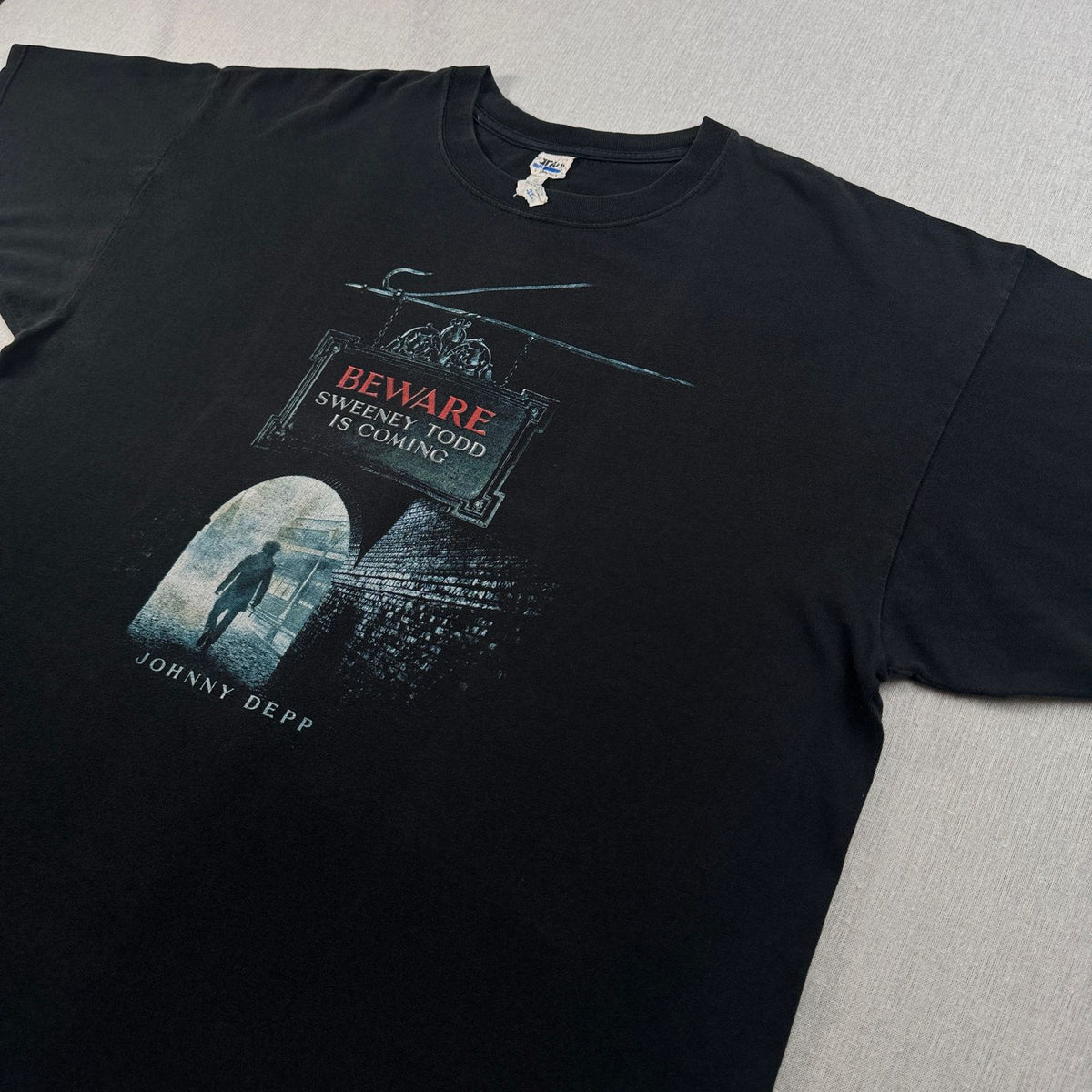 00s 映画T スウィーニー トッド ジョニーデップ Sweeney Todd Johnny Depp BEWARE 2XL フリート街の悪魔の理髪師 ムービー ティムバートン監督 ホラー シザーハンズ 2603-0179