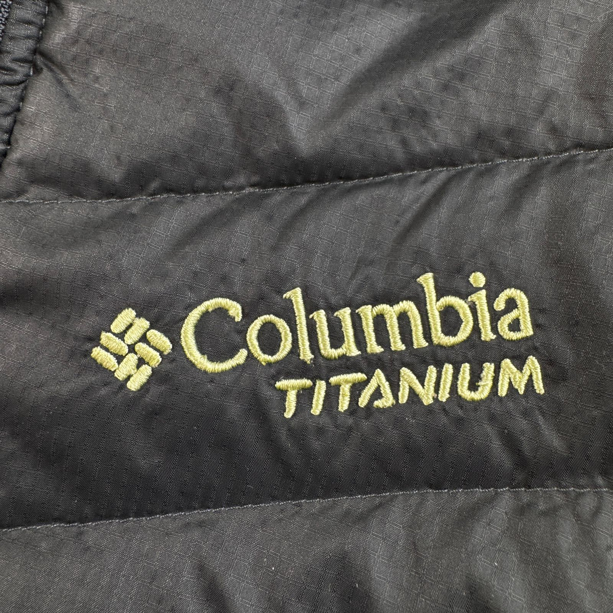 00s コロンビア Columbia ダウンジャケット TITANIUM 700フィル 刺繍ロゴ L ブラック 2604-0248