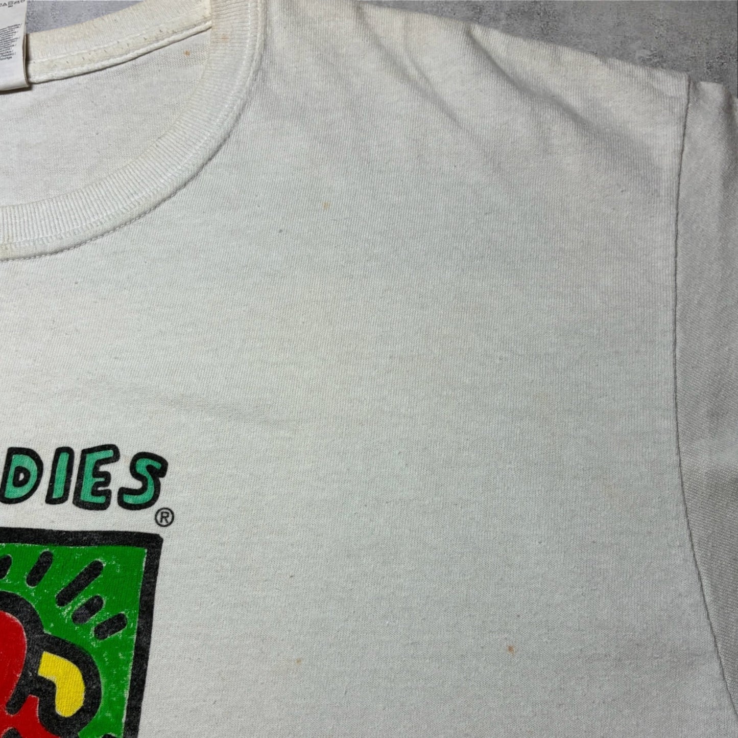 Keith Haring "Best Buddies" アートT ギルダン L ホワイト a-u-2505-055