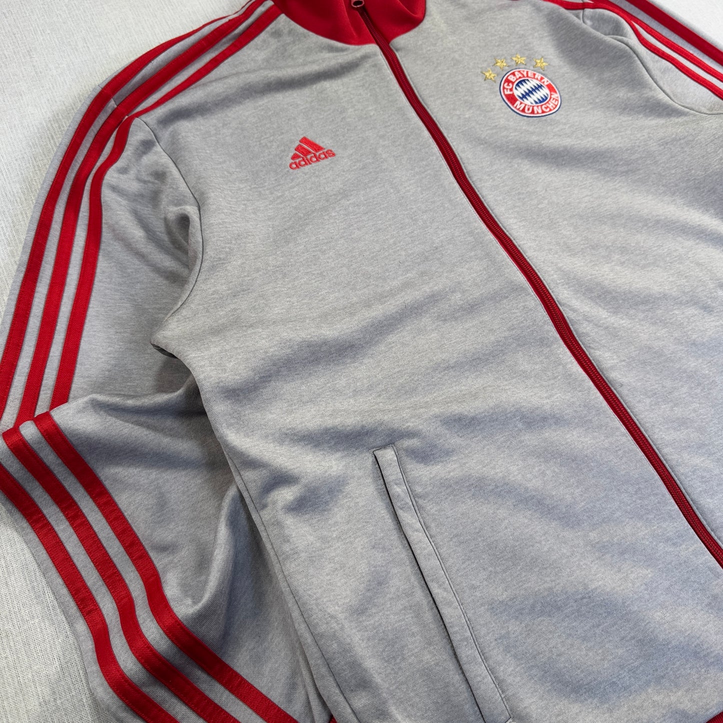 adidas アディダス FCバイエルン トラックジャケット グレー 赤 XL ad-u-2505-055