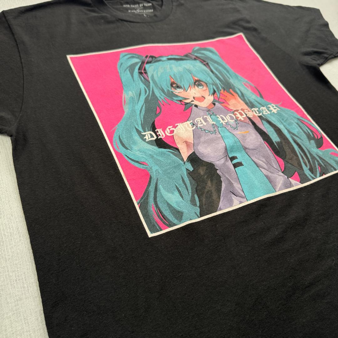 00s HATSUNE MIKU オールドイングリッシュ Tシャツ ch-u-2505-032